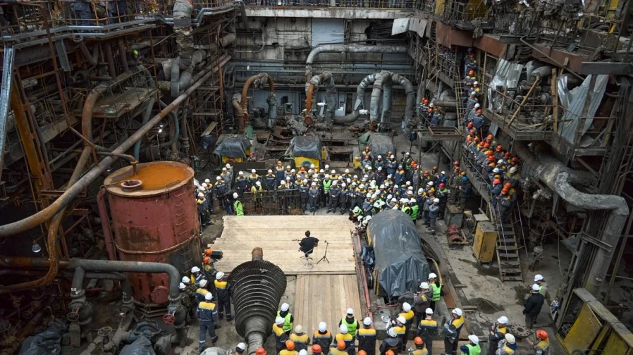 Svyatoslav Vakarchuk performs for DTEK power engineers at destroyed power plant after Ukraine’s hardest winter