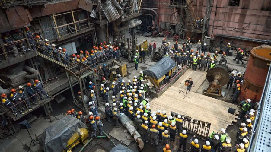 Svyatoslav Vakarchuk performs for DTEK power engineers at destroyed power plant after Ukraine’s hardest winter