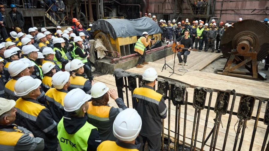 Svyatoslav Vakarchuk performs for DTEK power engineers at destroyed power plant after Ukraine’s hardest winter