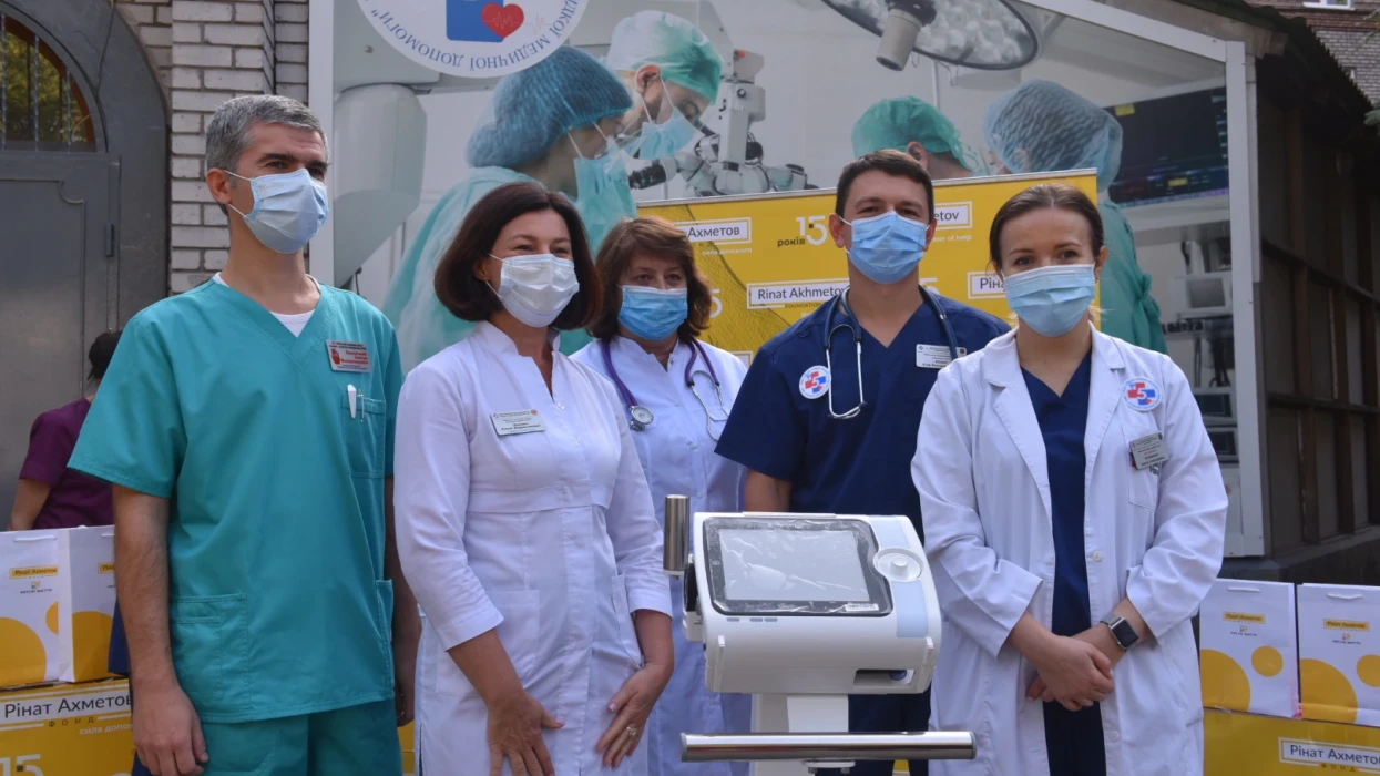 Рінат Ахметов направив на боротьбу з коронавірусом в Україні 300 млн грн. Як і де ці кошти допомагають українським медикам боротися за життя українців.