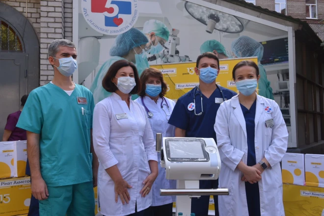 Рінат Ахметов направив на боротьбу з коронавірусом в Україні 300 млн грн. Як і де ці кошти допомагають українським медикам боротися за життя українців.