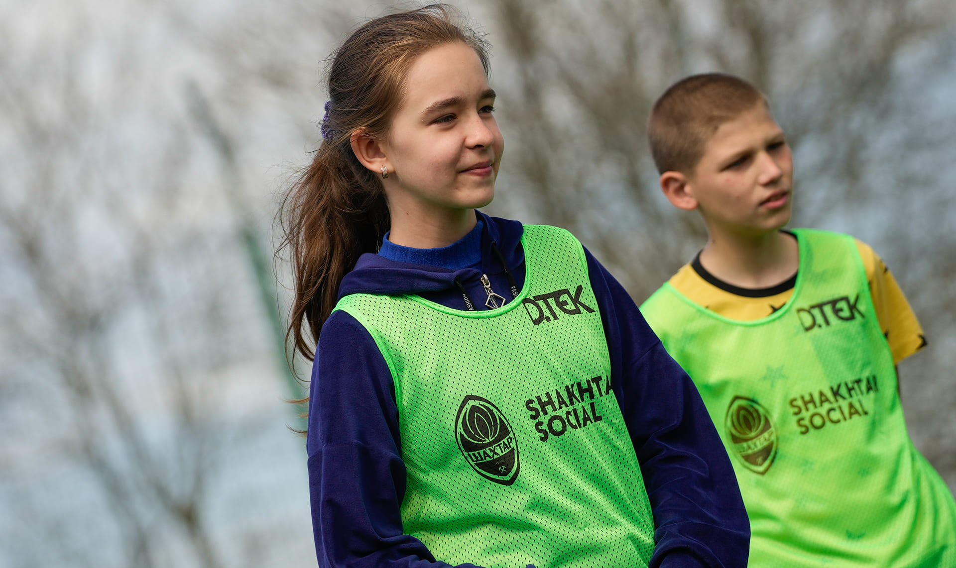 Coach trains Ukrainian children in DTEK’s Let’s Play! programme, supporting youth sports and education