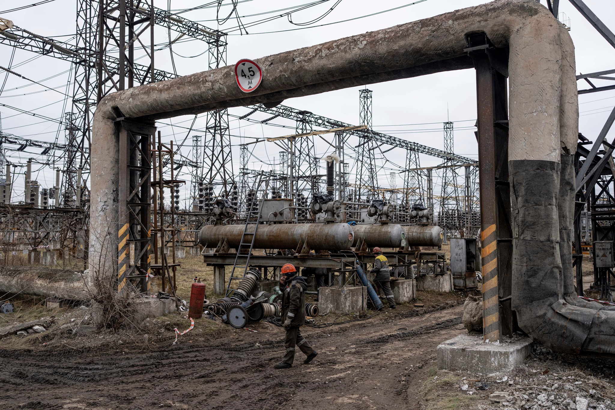 We carried this station in our arms like a child – DTEK`s power plant workers for Associated Press. Picture 3