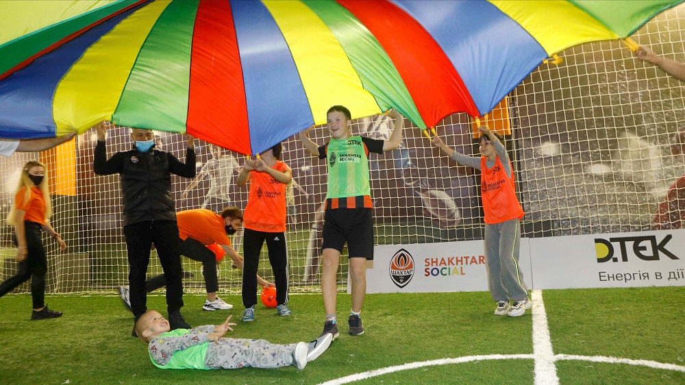Футбол без бар’єрів: ДТЕК Мережі та Shakhtar Social відкрили в Броварах інклюзивну дитячу групу для занять футболом в рамках проєкту «Давай, грай!». Зображення 8 Футбол без бар’єрів: ДТЕК Мережі та Shakhtar Social відкрили в Броварах інклюзивну дитячу групу для занять футболом в рамках проєкту «Давай, грай!». Зображення 7